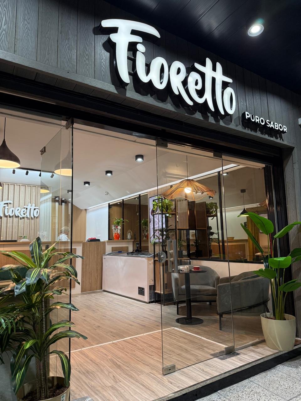 Frente heladería Francia Luján